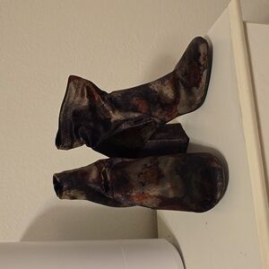 Women's bootie, fall floral pattern, size 9, excellent shape